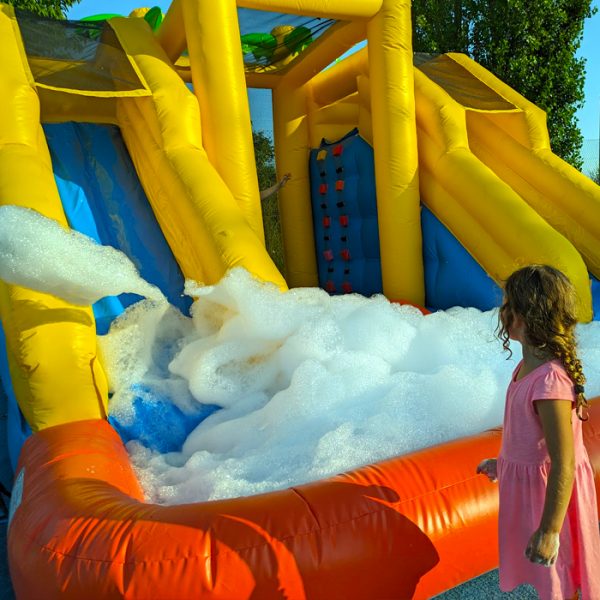 Hüpfburg im Schaum
