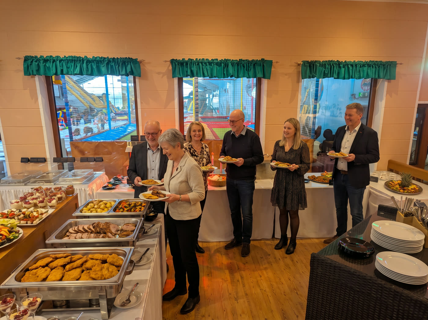 Gäste am Buffet im Gastraum des Freizeitparks Landsberg, im Hintergrund das Kinderparadies