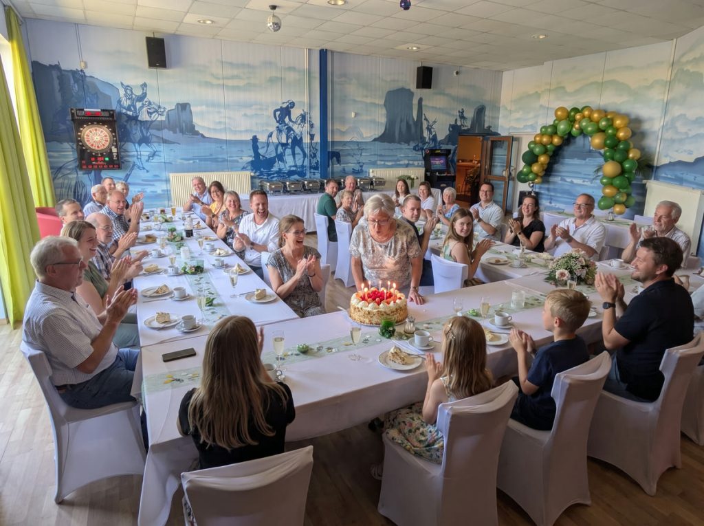 Geburtstagsfeier mit Torte an der festlich gedeckten Tafel im Freizeitpark Landsberg