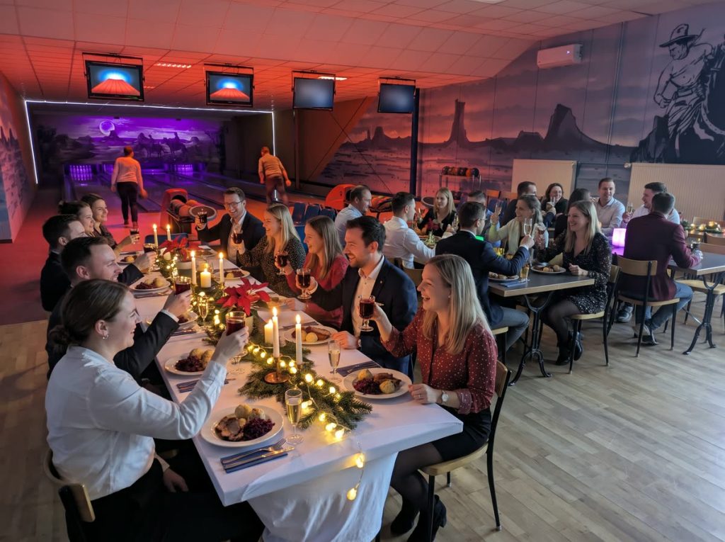 Weihnachtsfeier an der festlich gedeckten Tafel im Bowlingbereich des Freizeitparks Landsberg