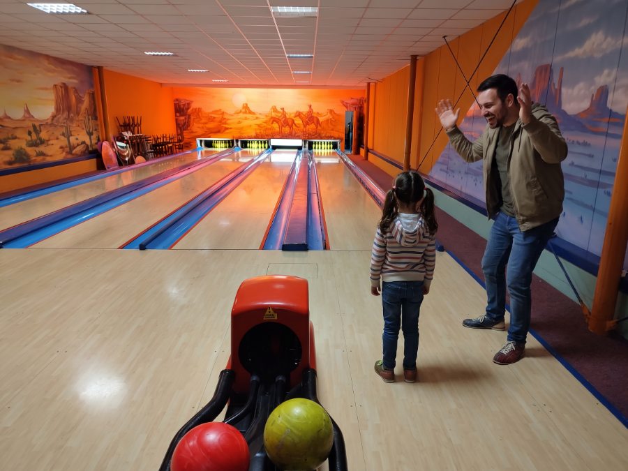 Vater und Tochter beim Bowling im Freizeitpark Landsberg