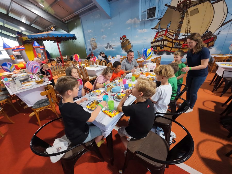 Kindergeburtstag am gedeckten Tisch im Freizeitpark Landsberg