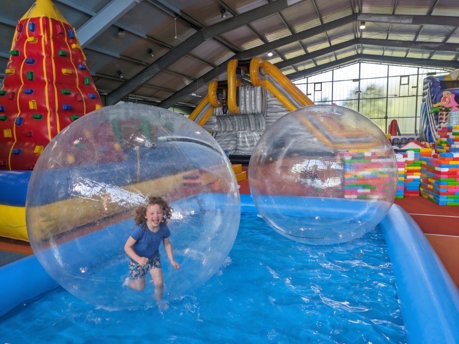 Kind im Wasserlaufball im Kinderparadies Freizeitpark Landsberg