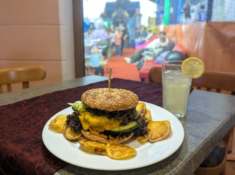 Cheeseburger vom Dry Aged Rind mit Kartoffelchips im Restaurant des Freizeitparks Landsberg