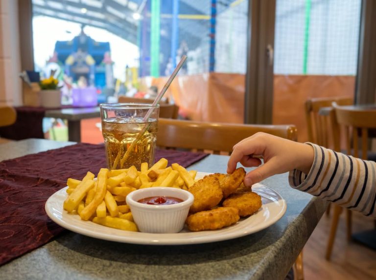 Kindergericht Hähnchen-Nuggets mit Pommes im Restaurant des Freizeitparks Landsberg