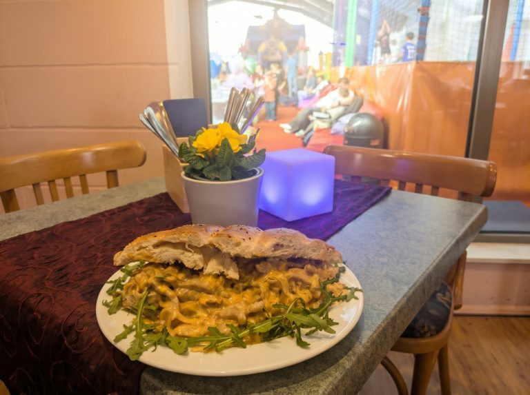 Philly-Style Cheese-Steak-Sandwich am Fensterplatz im Restaurant des Freizeitparks Landsberg