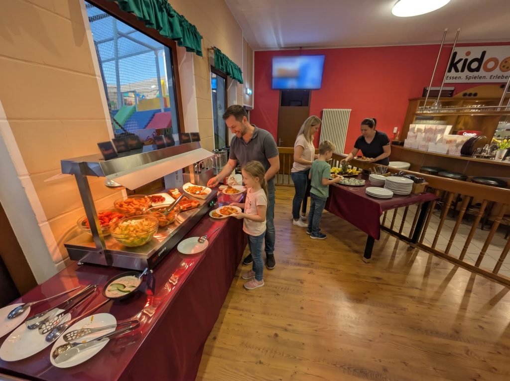 Vater und Tochter am All-you-can-eat-Buffet im Restaurant des Freizeitparks Landsberg